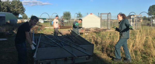 Les élèves s’initient au métier de soigneur animalier. Nettoyage de la ferme de Fabrègues