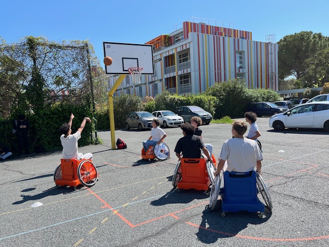 You are currently viewing Sensibilisation au handicap et au sport avec les Sharks.