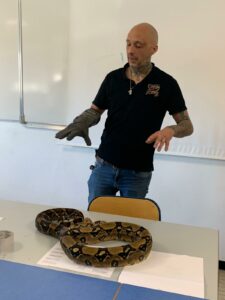 Lire la suite à propos de l’article Les élèves de l&rsquo;option Soigneurs animaliers découvrent les serpents avec un Expert.