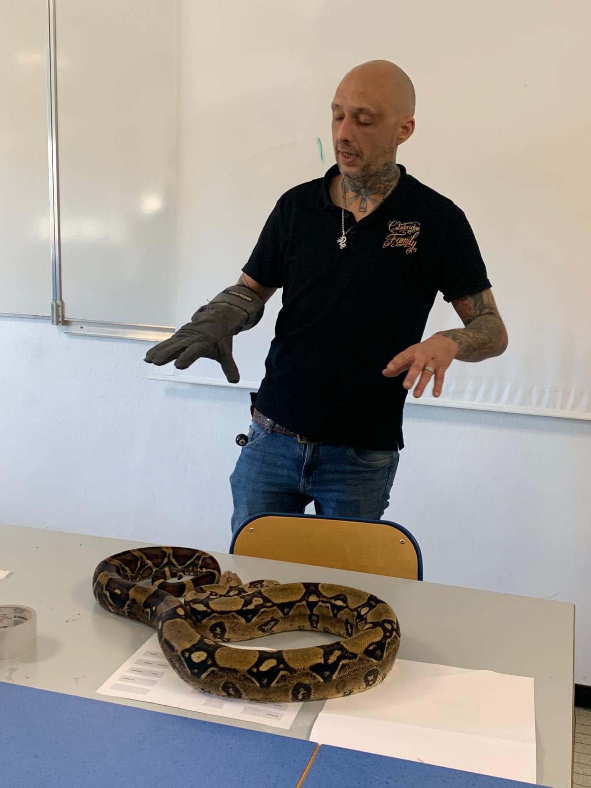 You are currently viewing Les élèves de l&rsquo;option Soigneurs animaliers découvrent les serpents avec un Expert.